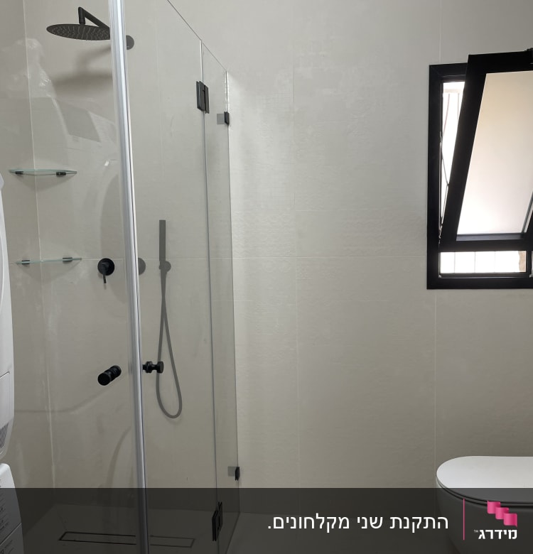 מקלחון זכוכית עם ראש מקלחת ומדפים